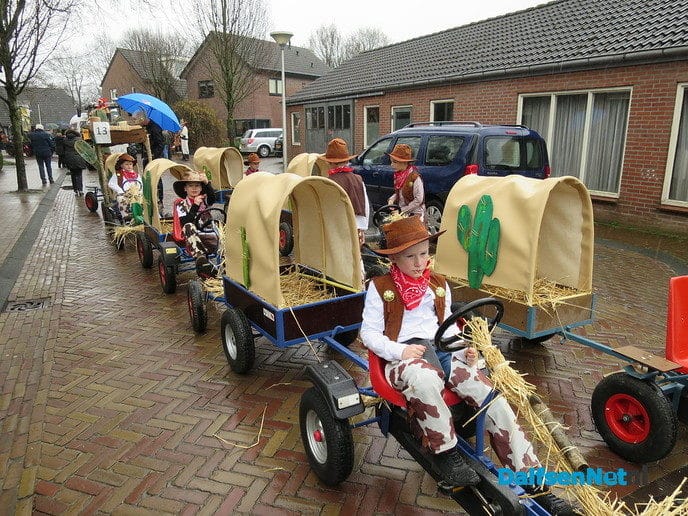 Een grootse optocht in Hoonhorst - Foto: Wim