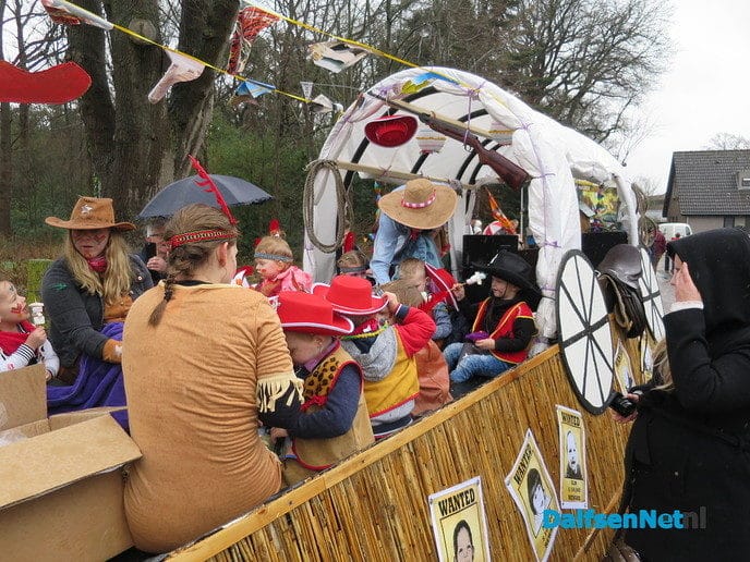 Een grootse optocht in Hoonhorst - Foto: Wim