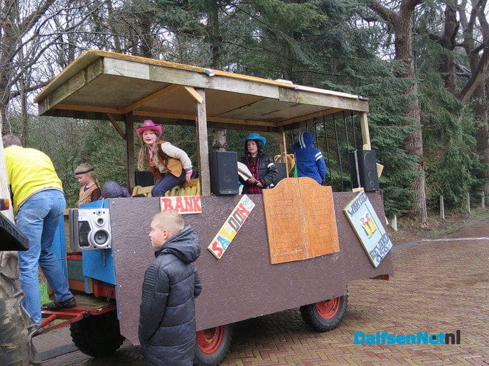 Een grootse optocht in Hoonhorst - Foto: Wim
