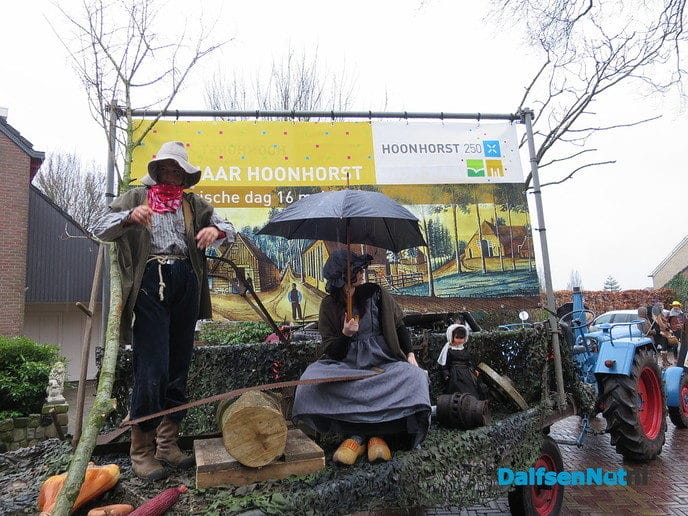Een grootse optocht in Hoonhorst - Foto: Wim