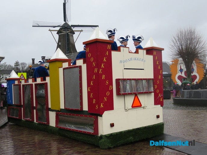 Een grootse optocht in Hoonhorst - Foto: Wim