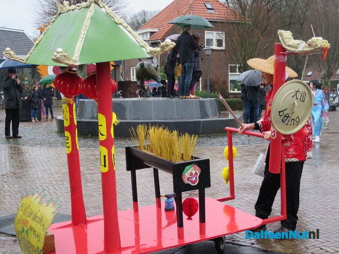 Een grootse optocht in Hoonhorst - Foto: Wim