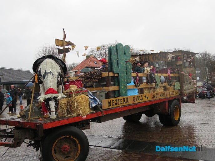 Een grootse optocht in Hoonhorst - Foto: Wim
