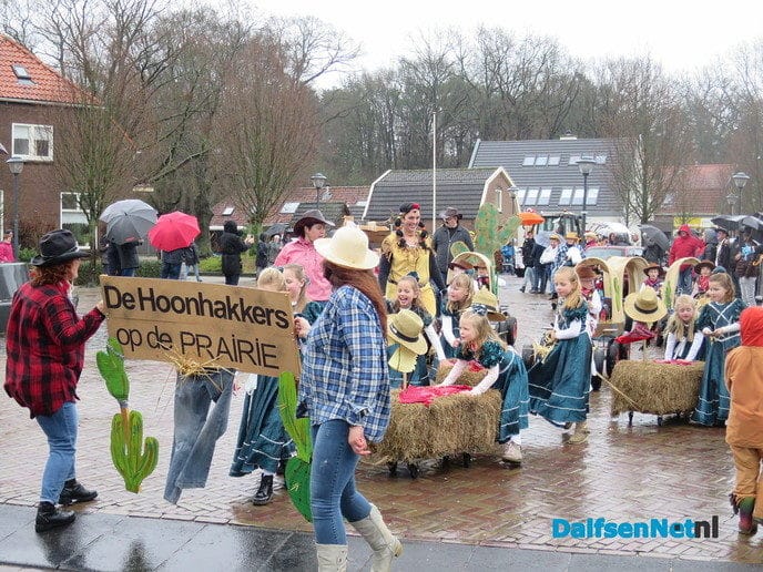 Een grootse optocht in Hoonhorst - Foto: Wim