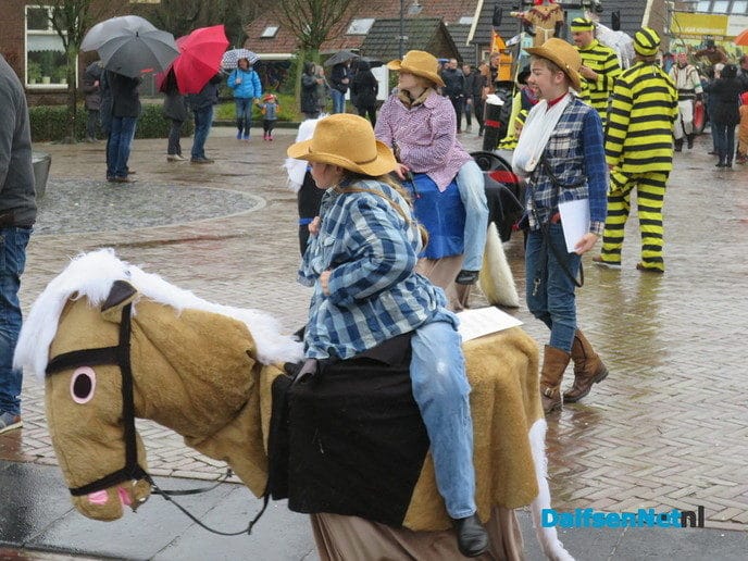 Een grootse optocht in Hoonhorst - Foto: Wim