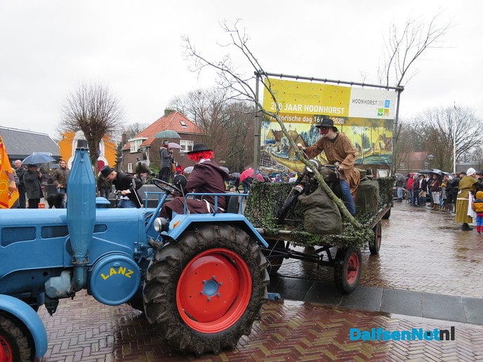 Een grootse optocht in Hoonhorst - Foto: Wim