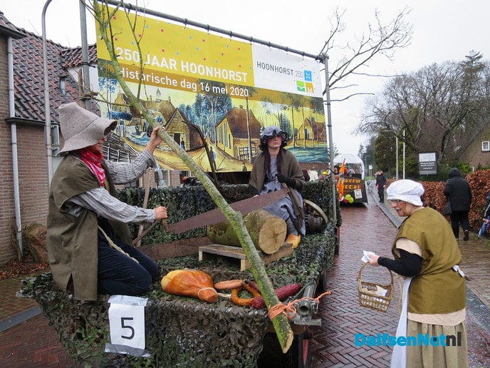 Een grootse optocht in Hoonhorst - Foto: Wim