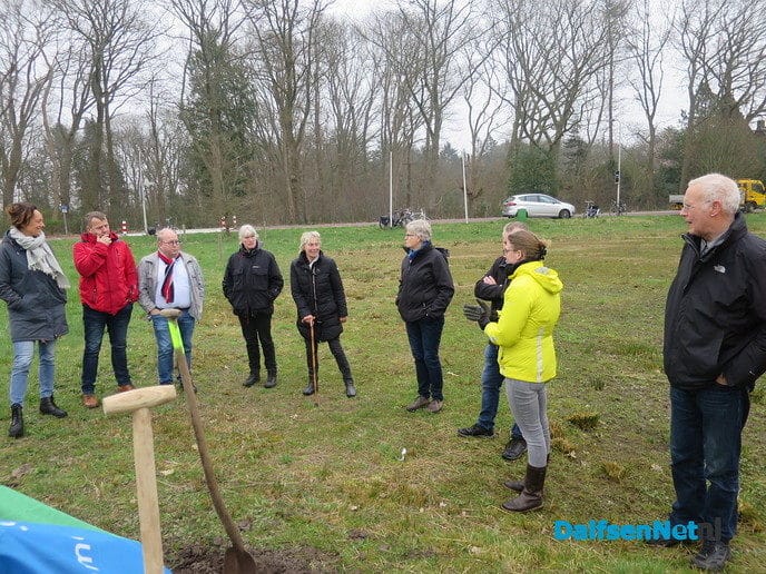 Ook Hoonhorst kreeg een notenboom - Foto: Wim