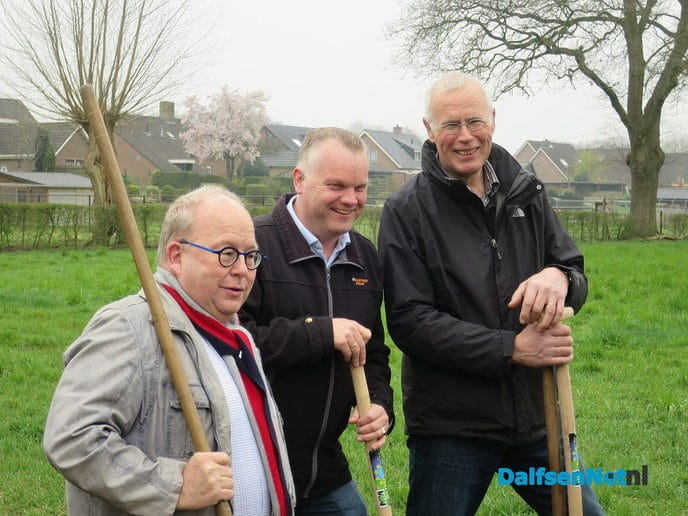 Ook Hoonhorst kreeg een notenboom - Foto: Wim