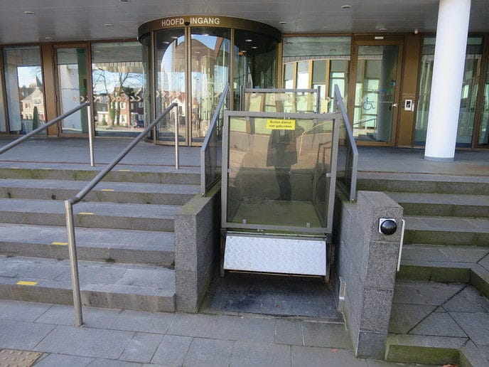 Voorplein gemeentehuis vraagt een grondige aanpak