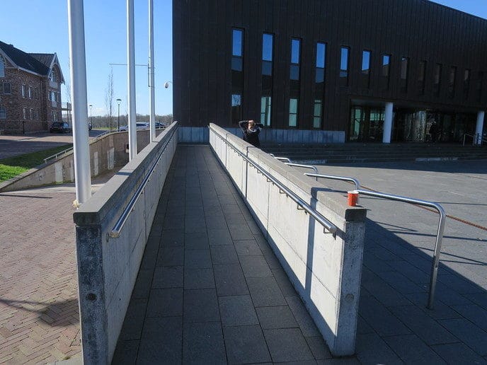 Voorplein gemeentehuis vraagt een grondige aanpak
