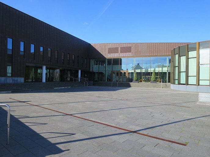 Voorplein gemeentehuis vraagt een grondige aanpak