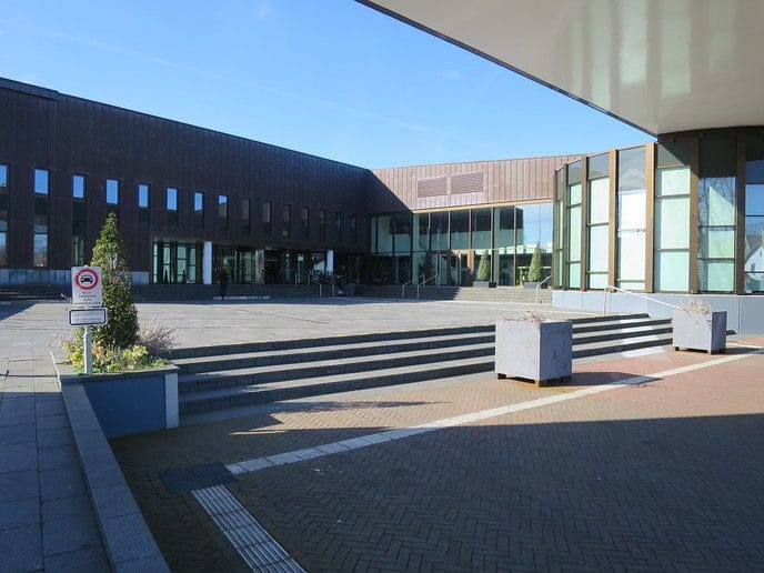 Voorplein gemeentehuis vraagt een grondige aanpak