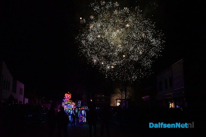Duizenden bezoekers bij Multilight Verlichte Optocht Lemelerveld - Foto: Johan Bokma