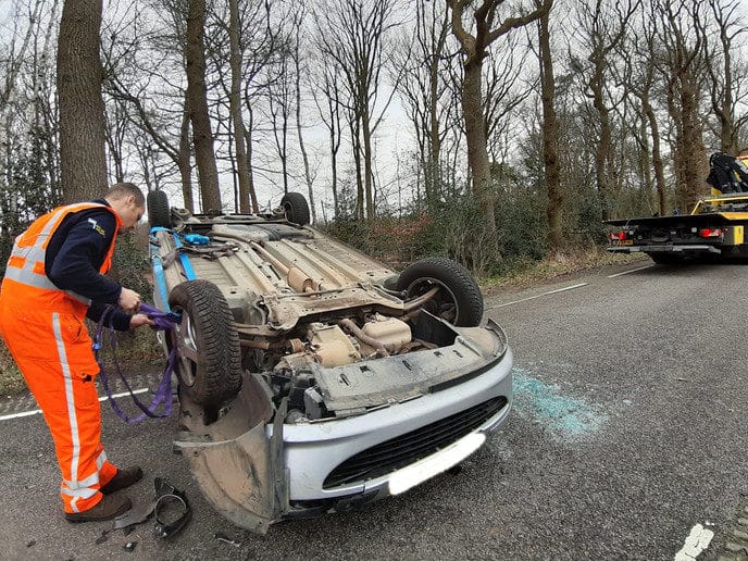 Auto op de kop - Foto: Niels Jansen