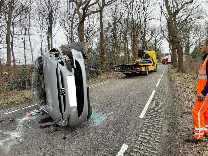 Auto op de kop - Foto: Niels Jansen