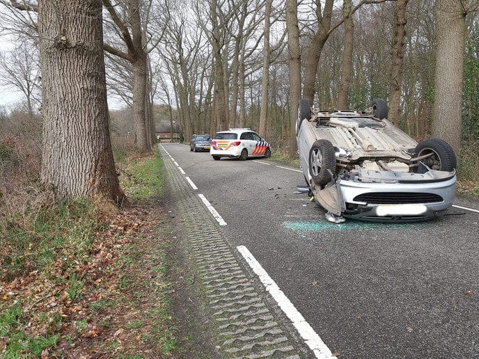 Auto op de kop - Foto: Niels Jansen