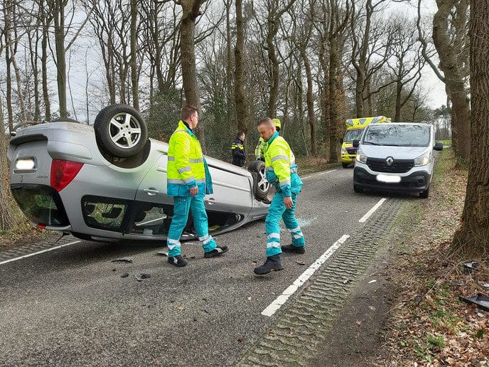 Auto op de kop - Foto: Niels Jansen