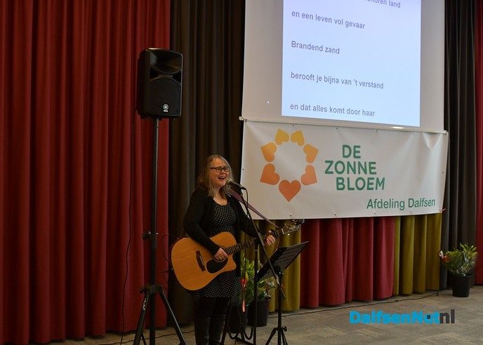 Burgemeester Erica van Lente bezoekt jubileumbijeenkomst van de Zonnebloem - Foto: Johan Bokma