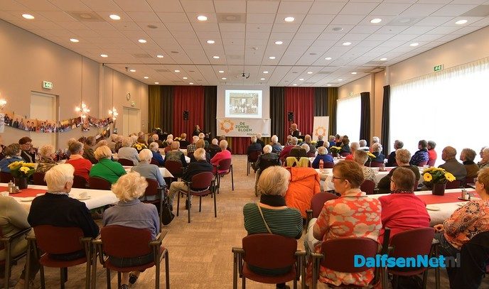 Burgemeester Erica van Lente bezoekt jubileumbijeenkomst van de Zonnebloem - Foto: Johan Bokma