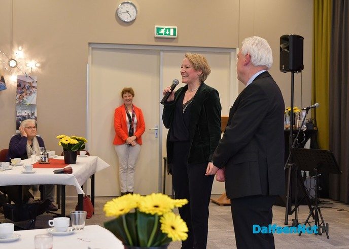 Burgemeester Erica van Lente bezoekt jubileumbijeenkomst van de Zonnebloem - Foto: Johan Bokma