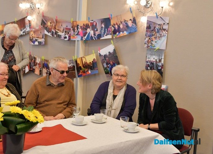 Burgemeester Erica van Lente bezoekt jubileumbijeenkomst van de Zonnebloem - Foto: Johan Bokma