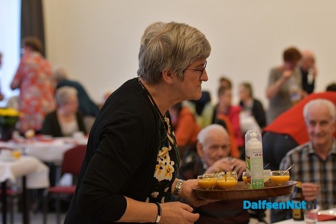Burgemeester Erica van Lente bezoekt jubileumbijeenkomst van de Zonnebloem - Foto: Johan Bokma