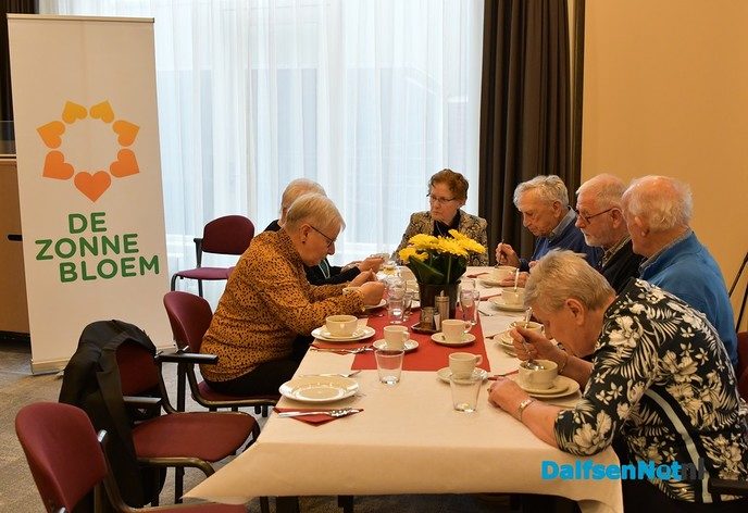 Burgemeester Erica van Lente bezoekt jubileumbijeenkomst van de Zonnebloem - Foto: Johan Bokma