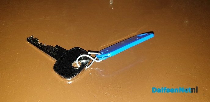 Sleutel gevonden met blauw label er aan