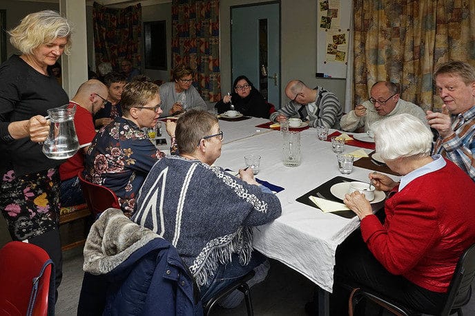 Samen eten - Foto: Paul Scholten