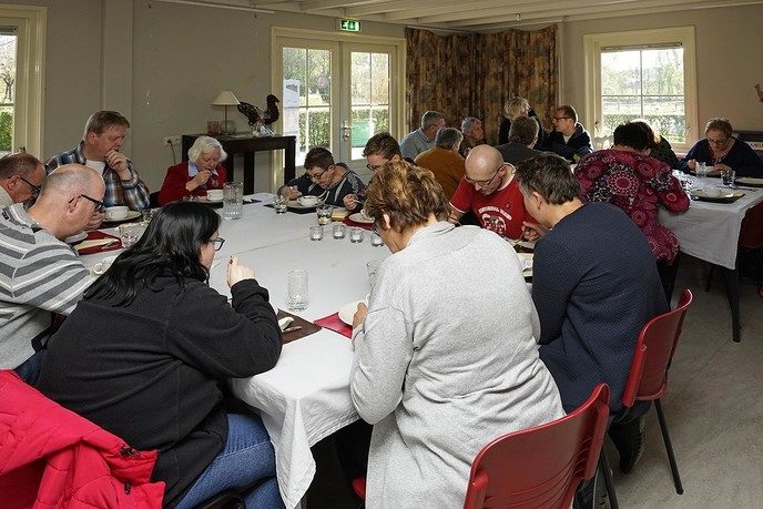 Samen eten - Foto: Paul Scholten