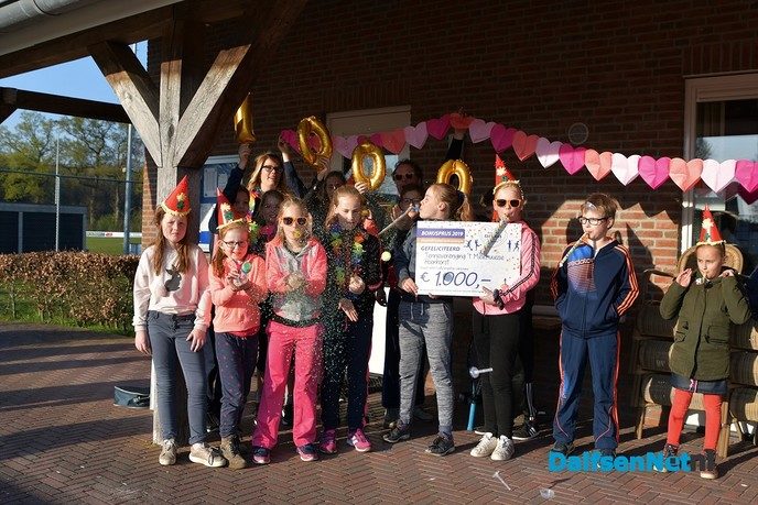 Cheque van € 1.000,- voor Tennisvereniging `t Melkhuussie - Foto: Johan Bokma