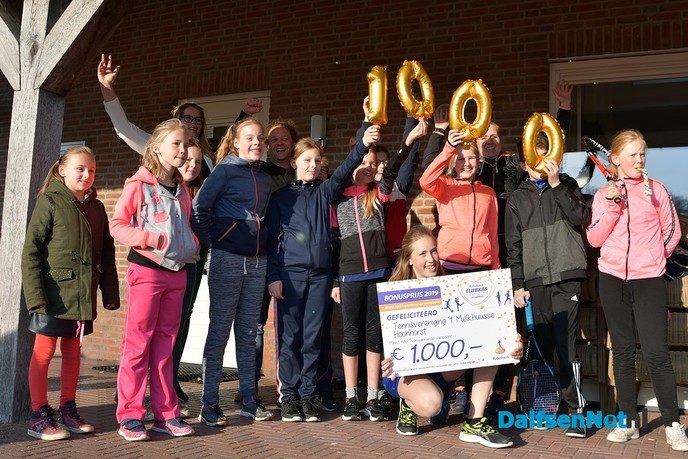 Cheque van € 1.000,- voor Tennisvereniging `t Melkhuussie - Foto: Johan Bokma