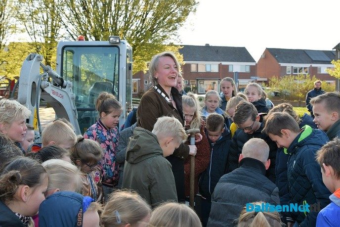 Burgemeester van Lente gaat voor een groen schoolplein - Foto: Johan Bokma