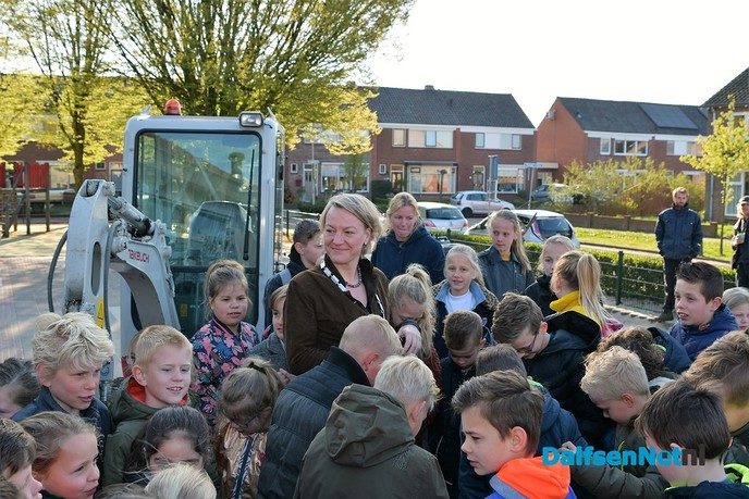 Burgemeester van Lente gaat voor een groen schoolplein - Foto: Johan Bokma