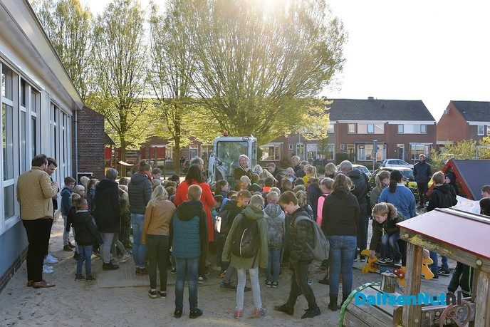 Burgemeester van Lente gaat voor een groen schoolplein - Foto: Johan Bokma