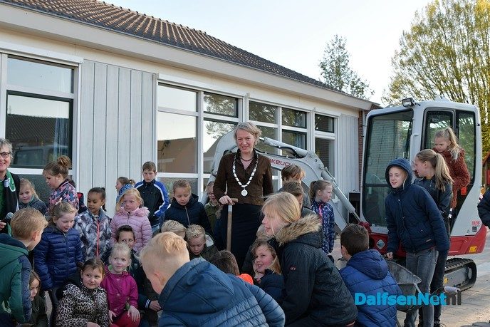 Burgemeester van Lente gaat voor een groen schoolplein - Foto: Johan Bokma