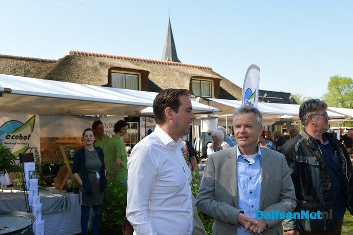 Introductie Vechtdalbox met lekkers uit de streek tijdens boerenmarkt - Foto: Johan Bokma