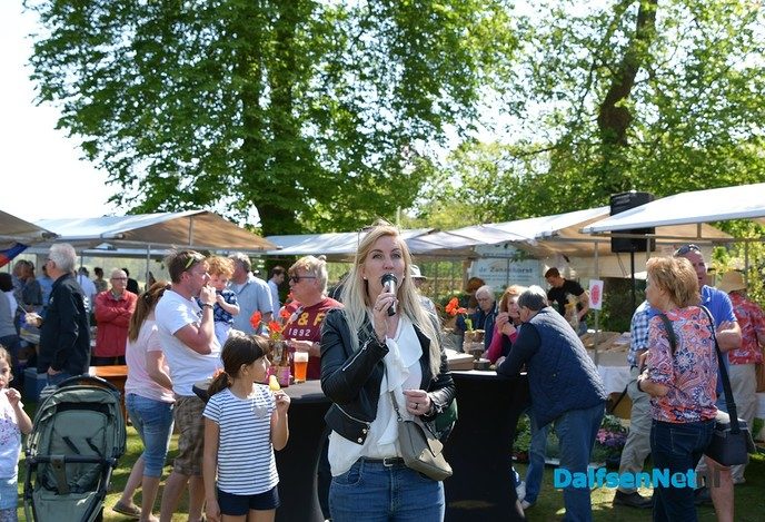 Introductie Vechtdalbox met lekkers uit de streek tijdens boerenmarkt - Foto: Johan Bokma