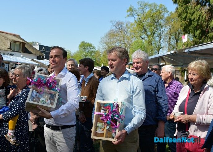 Introductie Vechtdalbox met lekkers uit de streek tijdens boerenmarkt - Foto: Johan Bokma