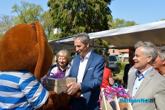 Introductie Vechtdalbox met lekkers uit de streek tijdens boerenmarkt - Foto: Johan Bokma