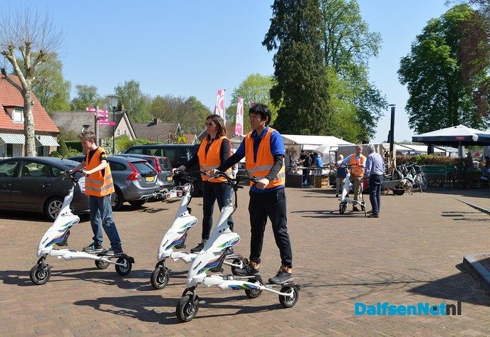 Introductie Vechtdalbox met lekkers uit de streek tijdens boerenmarkt - Foto: Johan Bokma