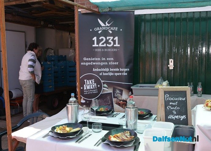 Introductie Vechtdalbox met lekkers uit de streek tijdens boerenmarkt - Foto: Johan Bokma