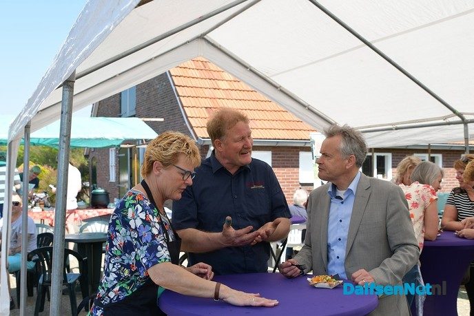Introductie Vechtdalbox met lekkers uit de streek tijdens boerenmarkt - Foto: Johan Bokma