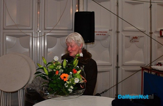 Lucht klaart op na hijsen nieuwe dorpsvlag Hoonhorst - Foto: Johan Bokma