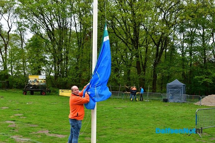 Lucht klaart op na hijsen nieuwe dorpsvlag Hoonhorst - Foto: Johan Bokma