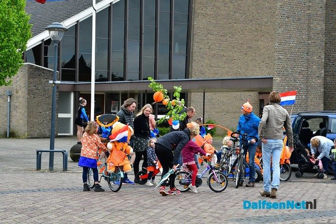 Lucht klaart op na hijsen nieuwe dorpsvlag Hoonhorst - Foto: Johan Bokma