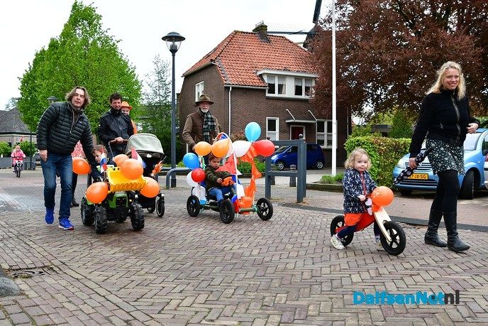 Lucht klaart op na hijsen nieuwe dorpsvlag Hoonhorst - Foto: Johan Bokma