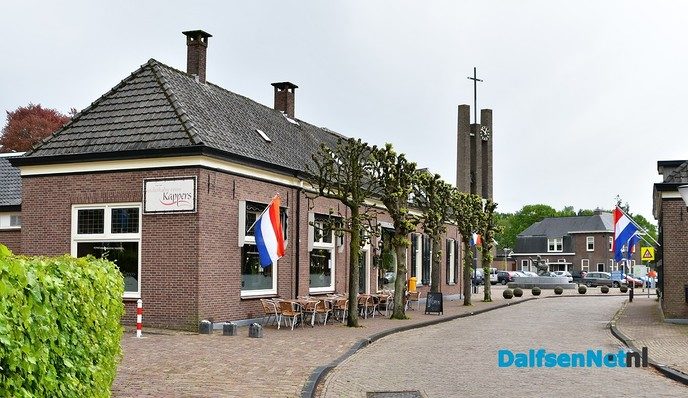 Lucht klaart op na hijsen nieuwe dorpsvlag Hoonhorst - Foto: Johan Bokma