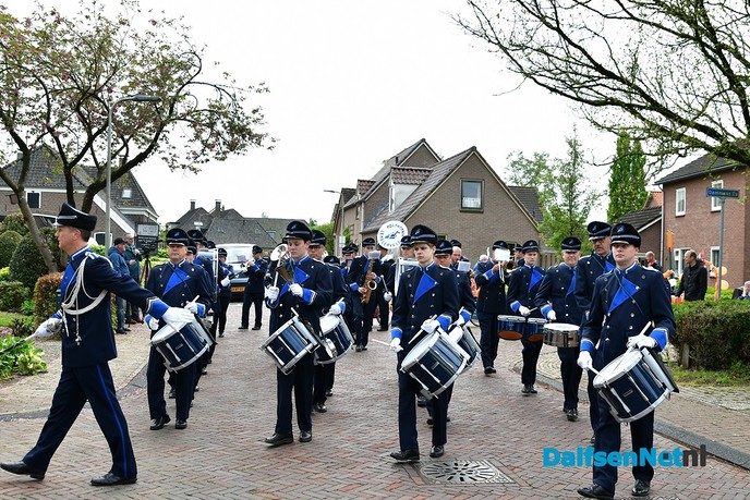 Lucht klaart op na hijsen nieuwe dorpsvlag Hoonhorst - Foto: Johan Bokma